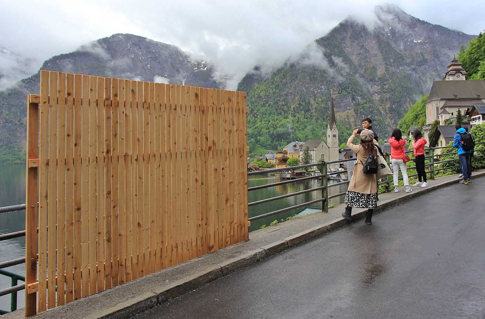 Tourist hot spot erects fence to deter selfie&takers, control over&tourism