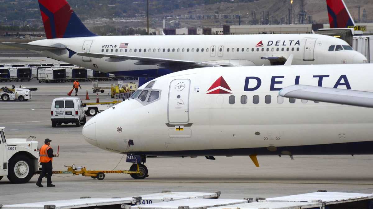 Delta 'sorry' for booting family off a plane over seating mix-up