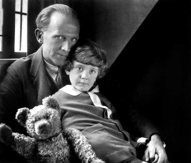 A.A.&#x20;Milne&#x20;and&#x20;son&#x20;Christopher&#x20;Robin&#x20;and&#x20;his&#x20;teddy&#x20;bear&#x20;in&#x20;1926