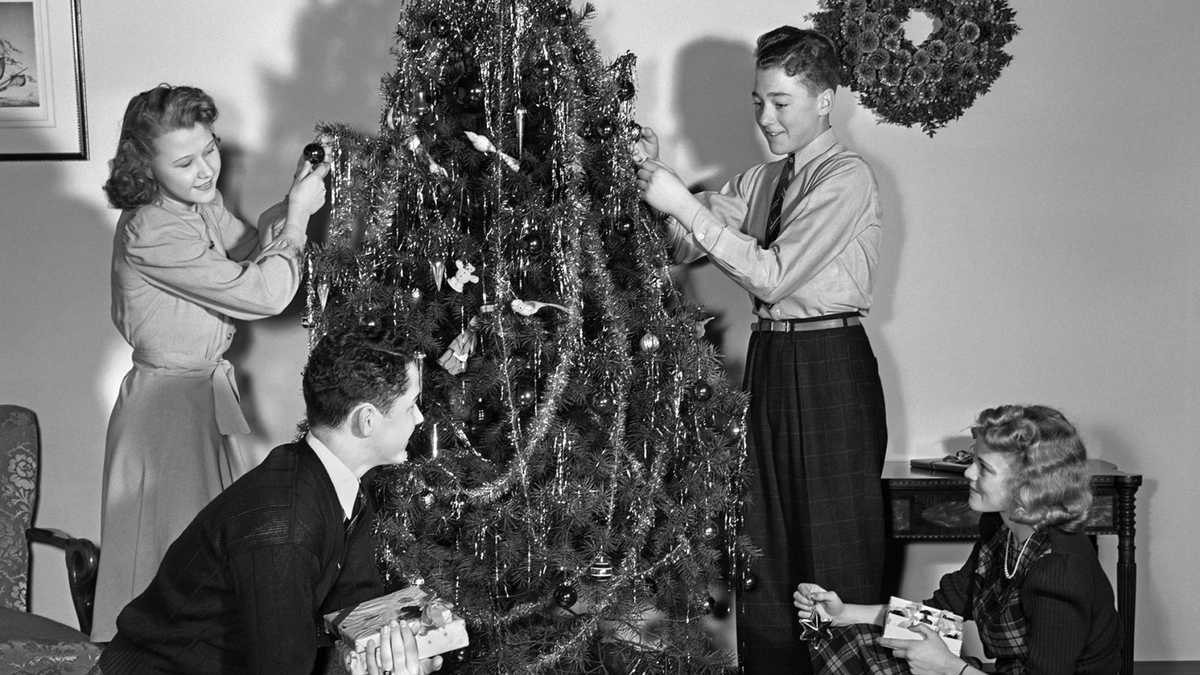 History Of the Christmas Tree - Where Did the Christmas Tree Tradition ...