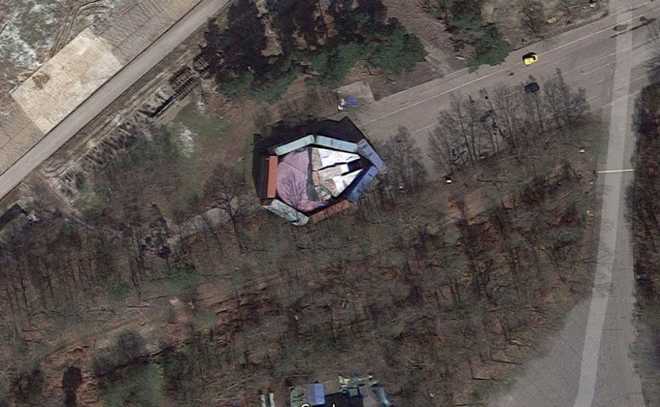 Star&#x20;Wars&#x20;Millennium&#x20;Falcon,&#x20;Google&#x20;Street&#x20;View,&#x20;Longcross,&#x20;Surrey