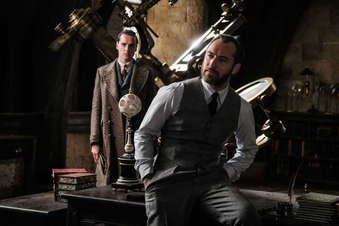 Jude&#x20;Law&#x20;as&#x20;Albus&#x20;Dumbledore,&#x20;Fantastic&#x20;Beasts&#x20;2,&#x20;Fantastic&#x20;Beasts&#x3A;&#x20;The&#x20;Crimes&#x20;of&#x20;Grindelwald