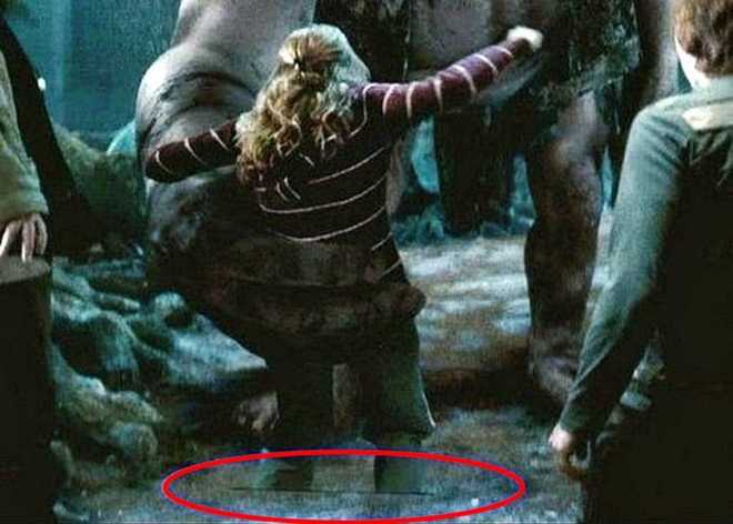 Hermione&#x20;disappearing&#x20;legs&#x20;error&#x20;in&#x20;Harry&#x20;Potter&#x20;and&#x20;the&#x20;Order&#x20;of&#x20;the&#x20;Phoenix