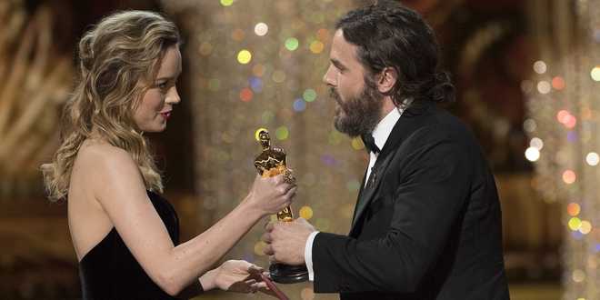 Casey&#x20;Affleck&#x20;and&#x20;Brie&#x20;Larson&#x00A0;at&#x20;the&#x20;2016&#x20;Oscars