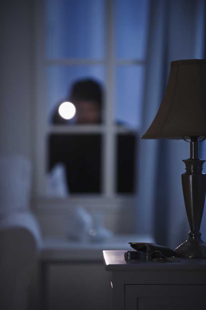 Burglar&#x20;looking&#x20;in&#x20;house&#x20;window