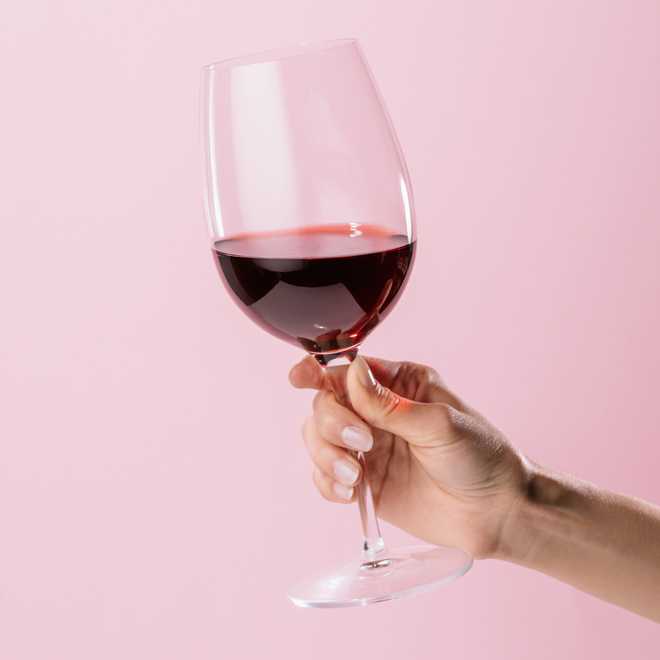 cropped&#x20;shot&#x20;of&#x20;woman&#x20;holding&#x20;glass&#x20;of&#x20;red&#x20;wine&#x20;isolated&#x20;on&#x20;pink