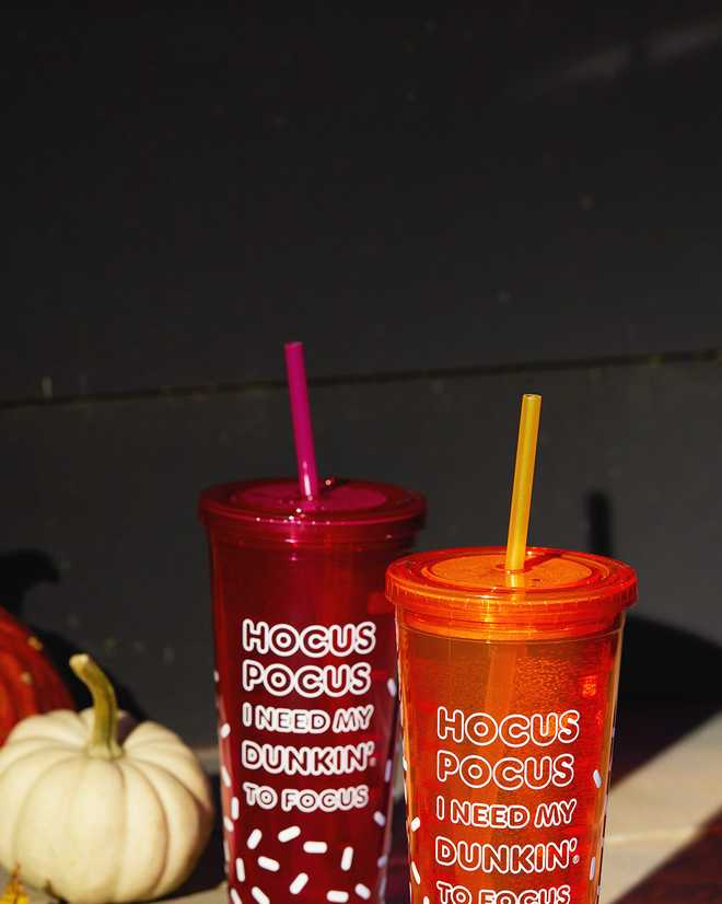 https://kubrick.htvapps.com/hmg-prod.s3.amazonaws.com/images/dunkin-pink-and-orange-halloween-tumblers-1634312385.jpg?crop=1.00xw:0.704xh;0,0.204xh&resize=660:*