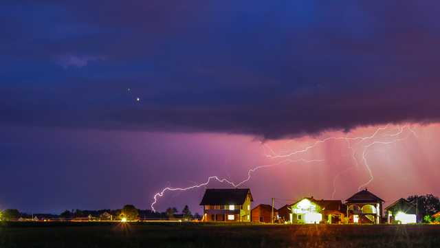 Here's why you should never shower or do dishes during thunderstorm or hurricane - Vimarsana News