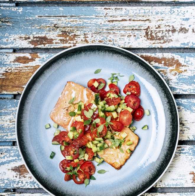 Grilled&#x20;salmon&#x20;with&#x20;salad