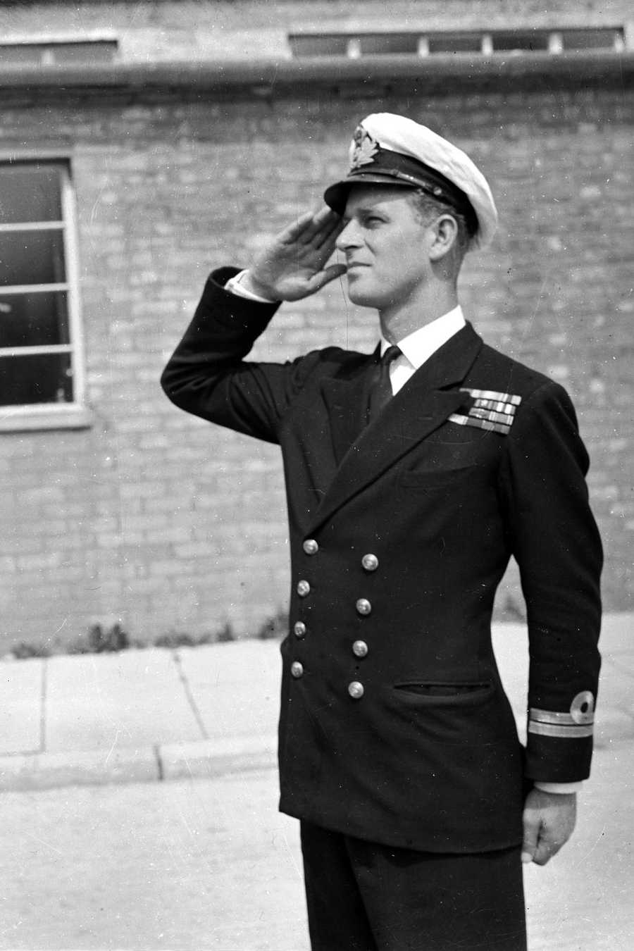 Standing, Uniform, Military officer, Military person, Military rank, Military uniform, Gesture, Headgear, Admiral, Sailor, Standing, Uniform, Military officer, Military person, Military rank, Military uniform, Gesture, Headgear, Admiral, Sailor,