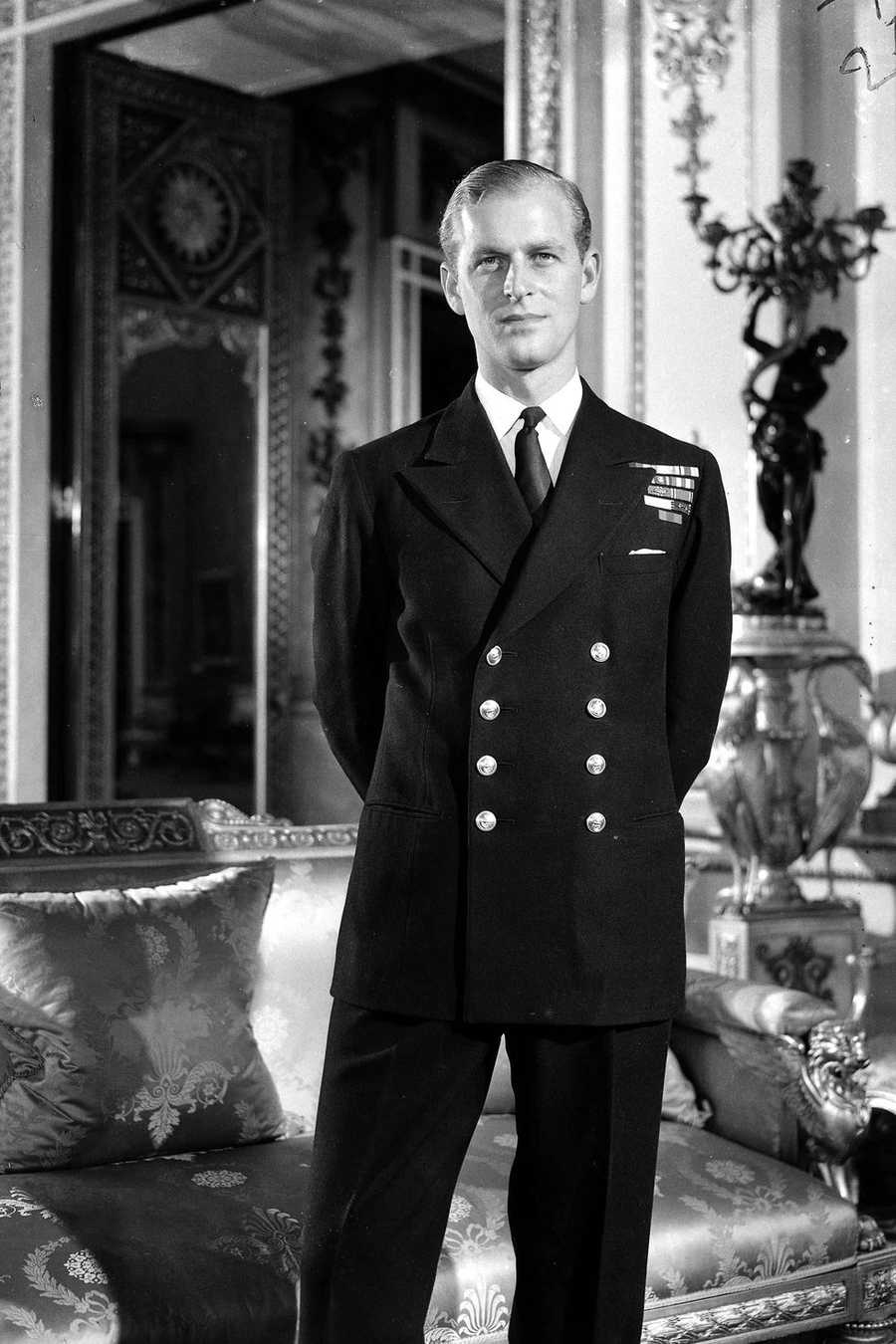 Suit, Formal wear, Standing, Tuxedo, Outerwear, Coat, Frock coat, Uniform, Suit, Formal wear, Standing, Tuxedo, Outerwear, Coat, Frock coat, Uniform,