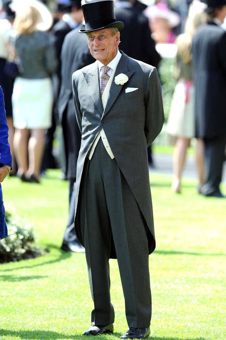 Suit, Formal wear, Event, Headgear, Tuxedo, Outerwear, Gesture, Suit, Formal wear, Event, Headgear, Tuxedo, Outerwear, Gesture,