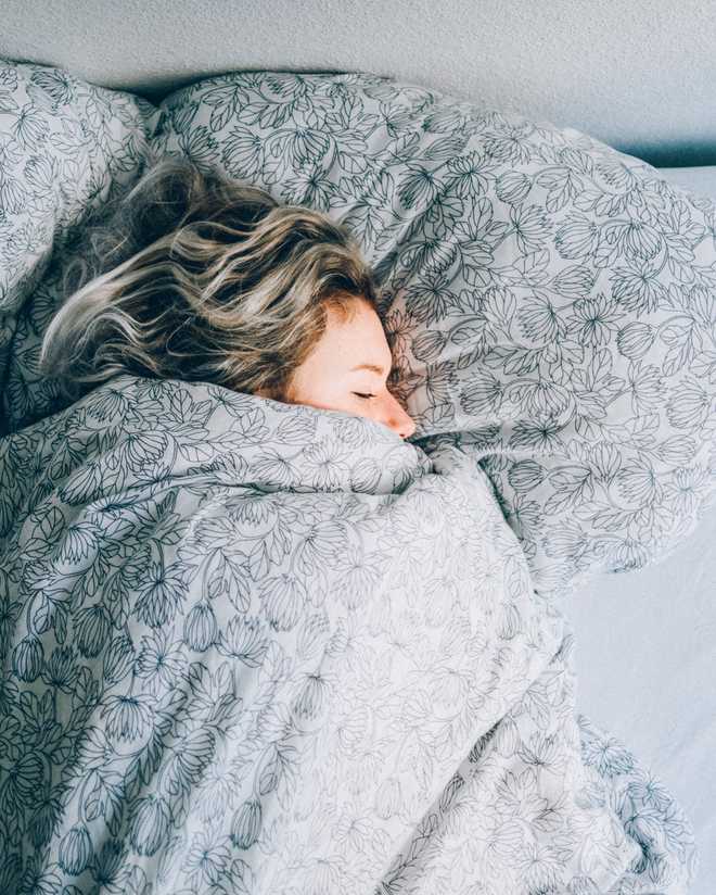 high&#x20;angle&#x20;view&#x20;vie&#x20;of&#x20;woman&#x20;sleeping&#x20;on&#x20;bed