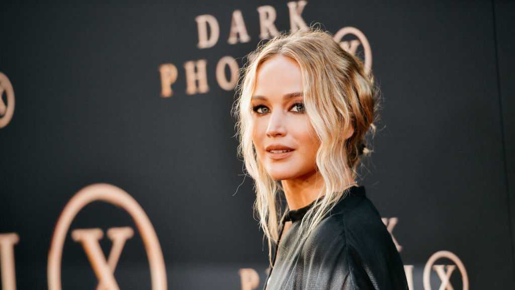 Pregnant Jennifer Lawrence steps out with baby bump on 