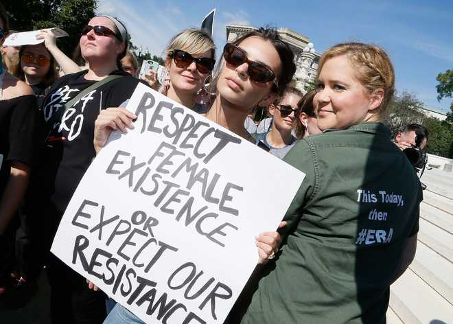amy-schumer-emily-ratajkowski-brett-kavanaugh-protest