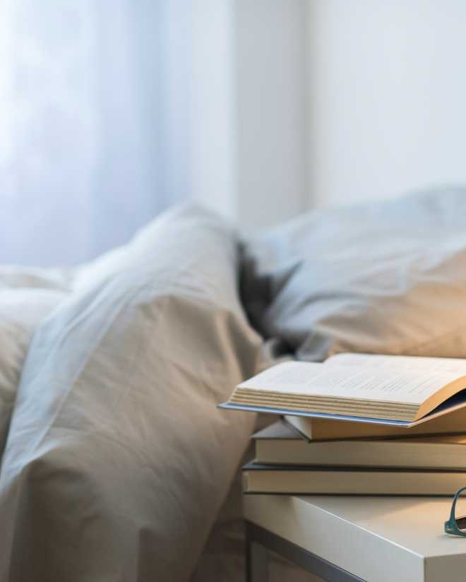 usa,&#x20;new&#x20;jersey,&#x20;bed&#x20;with&#x20;lamp,&#x20;books&#x20;and&#x20;glasses&#x20;on&#x20;bedside&#x20;table