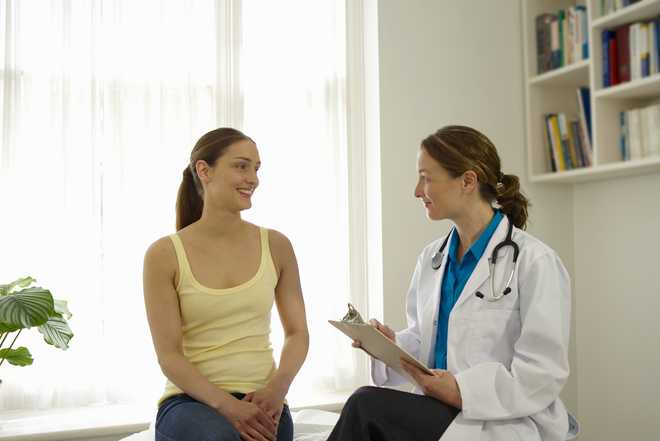 Patient&#x20;talking&#x20;to&#x20;female&#x20;doctor.