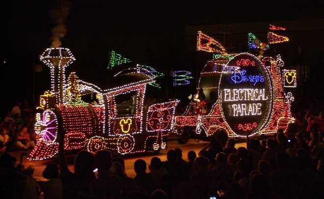 The&#x20;dazzling&#x20;and&#x20;colorful&#x20;&#x27;Disney&#x27;s&#x20;Electrical&#x20;Parade&#x27;&#x20;returned&#x20;to&#x20;Disneyland&#x20;Resort&#x27;s&#x20;newest&#x20;theme