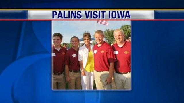 Sarah and Todd Palin gave Iowans quite the surprise this weekend when they showed up at a party in Hubbard.