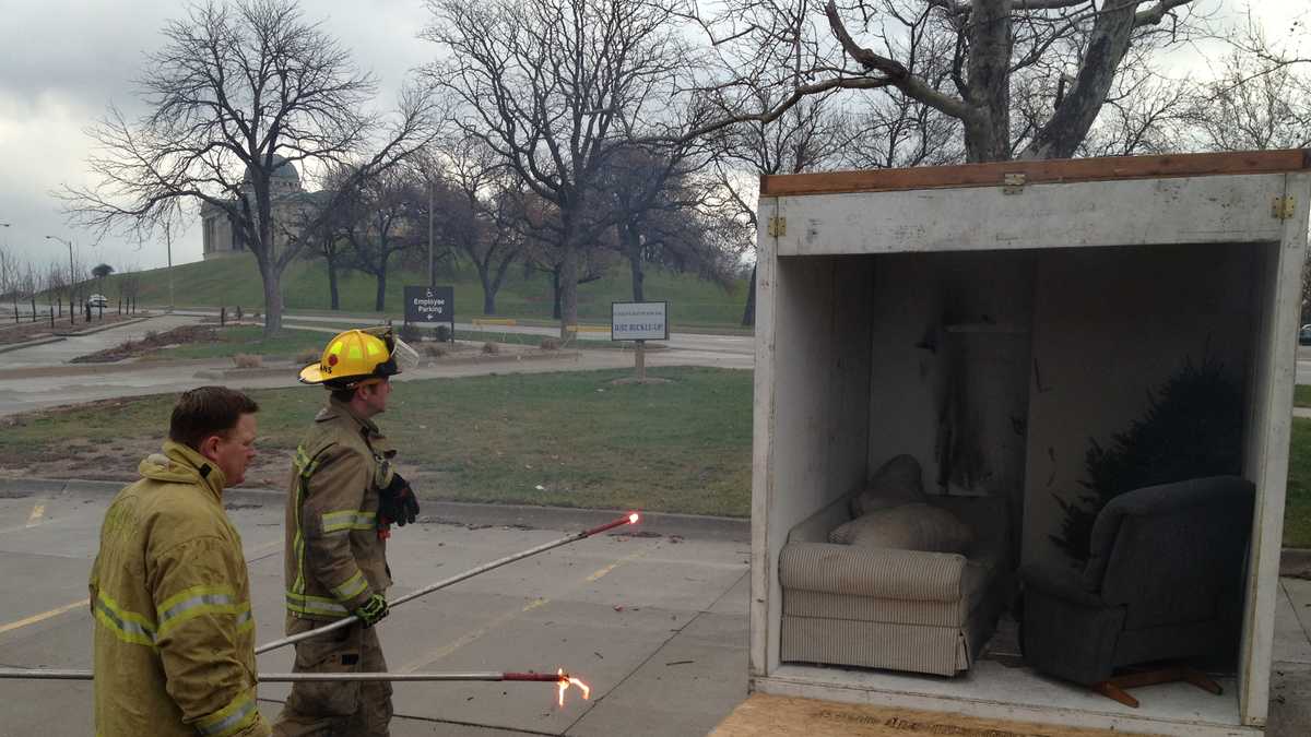 Photos How fast does a dry Christmas tree catch fire?