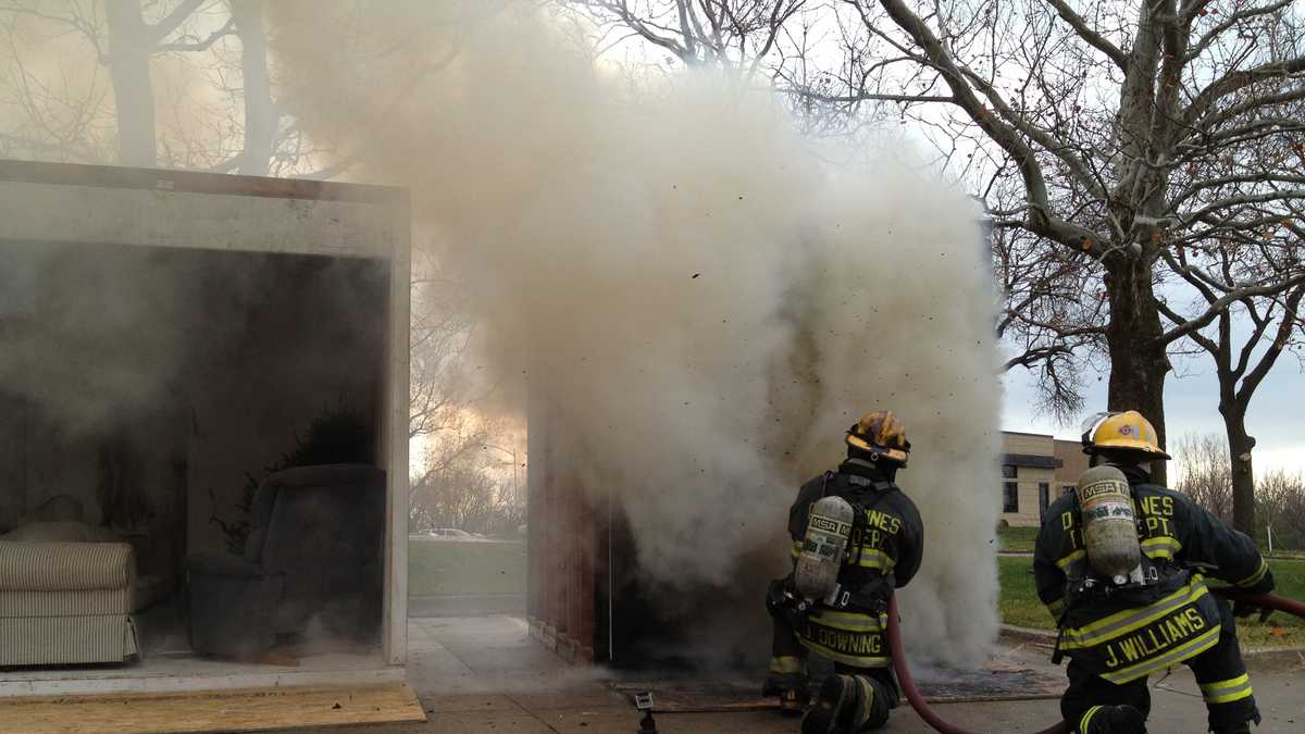 Photos How fast does a dry Christmas tree catch fire?