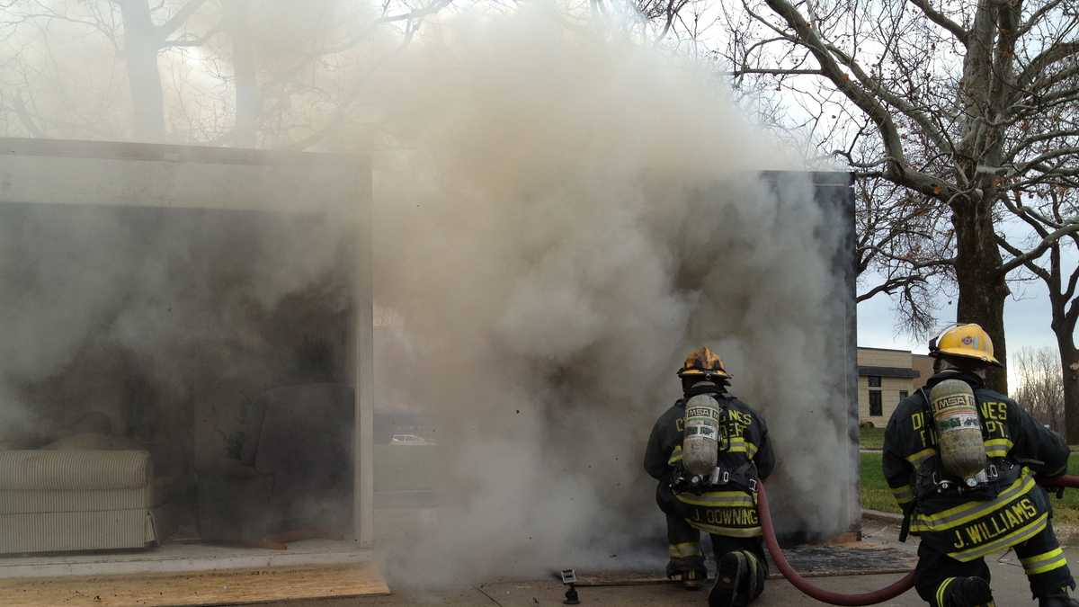 Photos How fast does a dry Christmas tree catch fire?