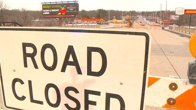 A Des Moines bridge crossed by 18,000 vehicles each day began being demolished Monday.