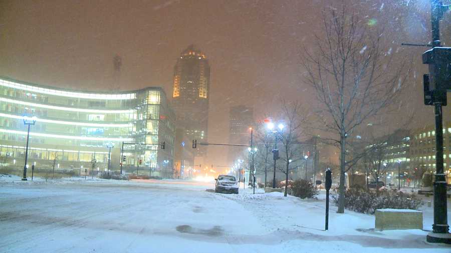 Downtown Des Moines gets a heavy dose of snow