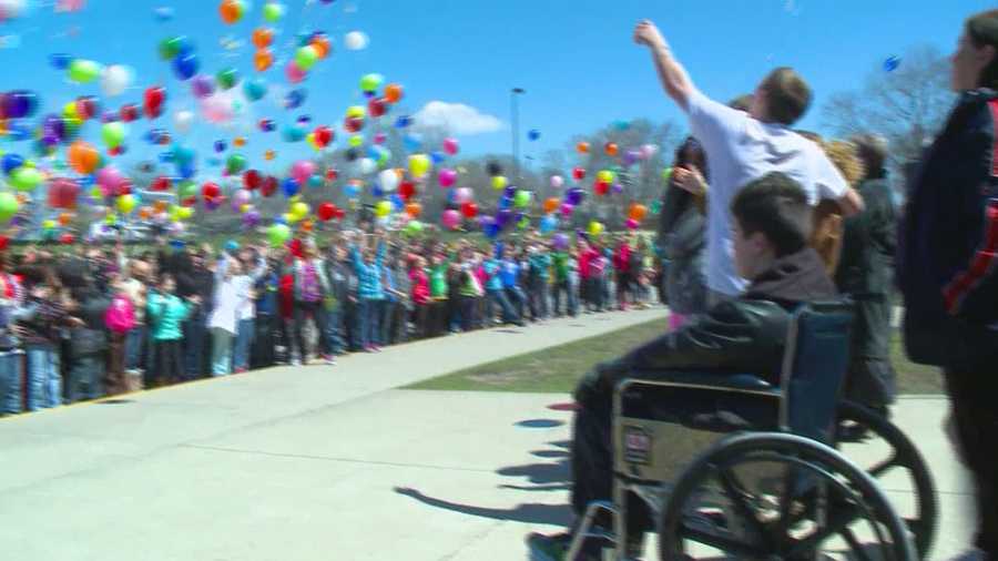 Students at an Iowa school support their classmate who has brain cancer.