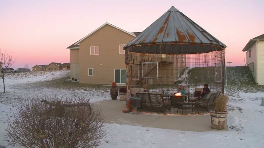 A food donation drive will challenge residents in Carroll to fill a backyard corn crib gazebo that has stirred controversy with some neighbors.