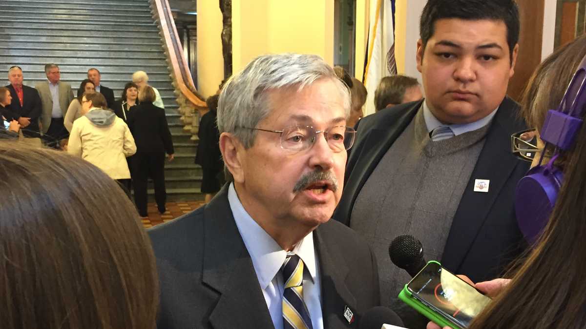 Branstad signs new Iowa school start date bill