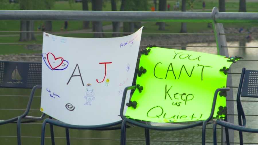 Organizers offer suicide warning sign tips.