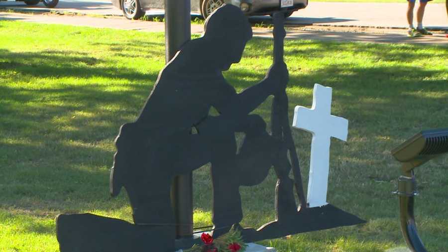 The statue of a kneeling soldier at a cross in a city park is still causing controversy in Knoxville.