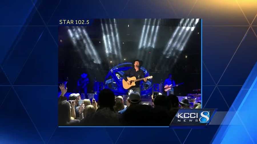 A complete stranger gave two Garth Brooks fans a huge thrill at the final Des Moines concert.