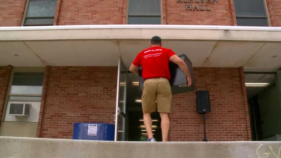 Grand View freshman and their families had some help moving in thanks to an English professor with a knack for lifting refrigerators.