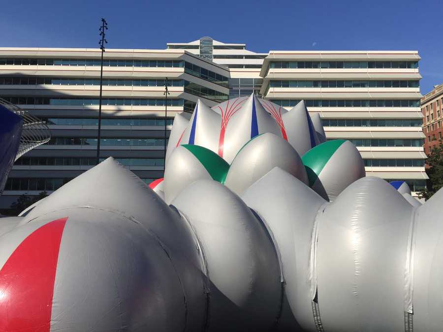 Inflatable walkin sculpture arrives in Des Moines