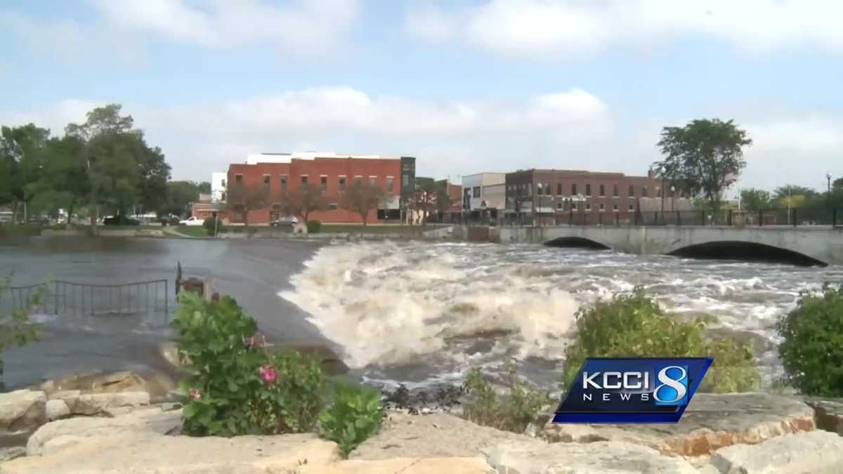 Residents evacuate areas of Cedar Rapids ahead of flooding