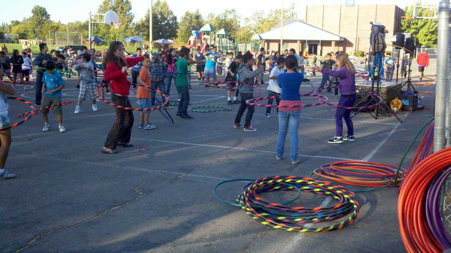 Students at Florin Elementary hula hoop.