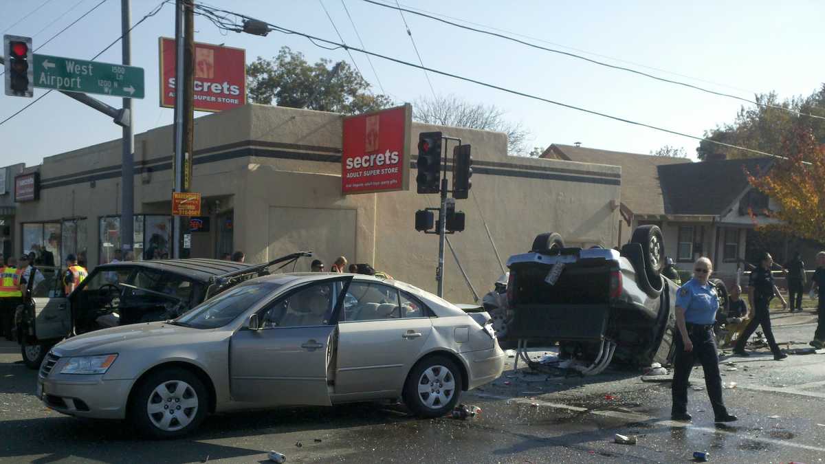 5 hurt in fiery Stockton crash