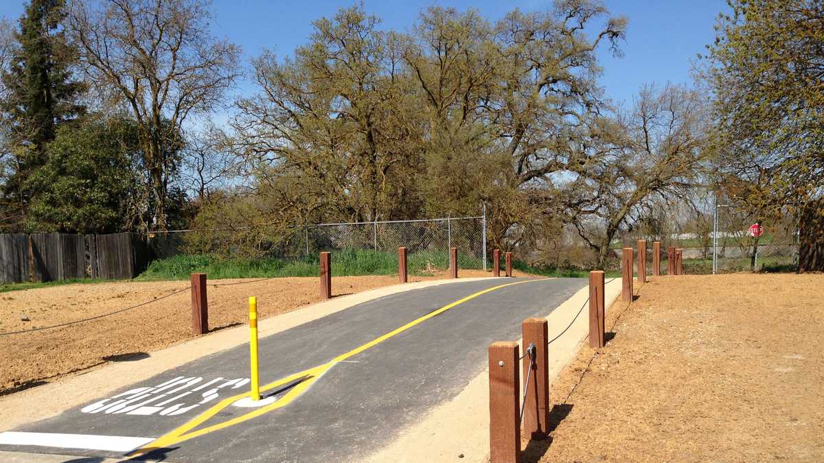 New Elk Grove bike path costs 1,150 per foot