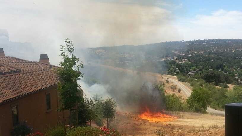Grass fire burns close to homes in El Dorado Hills
