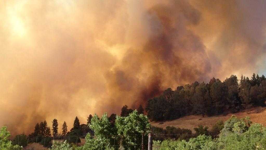 Wildfire near Plymouth destroys 2 buildings, hundreds evacuated