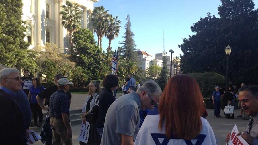 Hundreds rallied Monday against anti-Semitism on the steps of the state Capitol. (March 9, 2015)