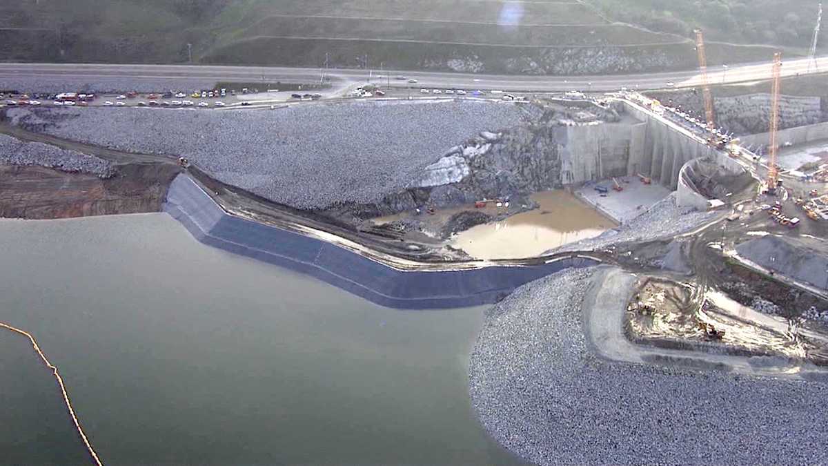 Folsom Lake Crossing to close for blasting