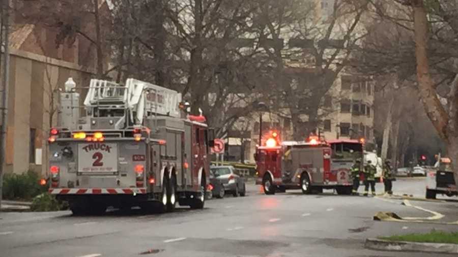 Sacramento Fire Department crews closed down I Street, between 16th and 14th streets, on Thursday, Jan. 28, 2016, because of a broken gas line. Several buildings in the area were evacuated.