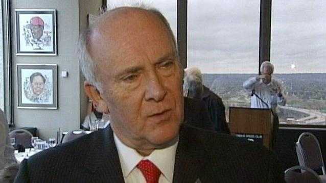 Mayor addresses raises before undergoing medical tests