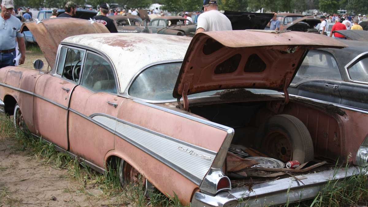 Photos Thousands descend on Nebraska town for vintage car auction