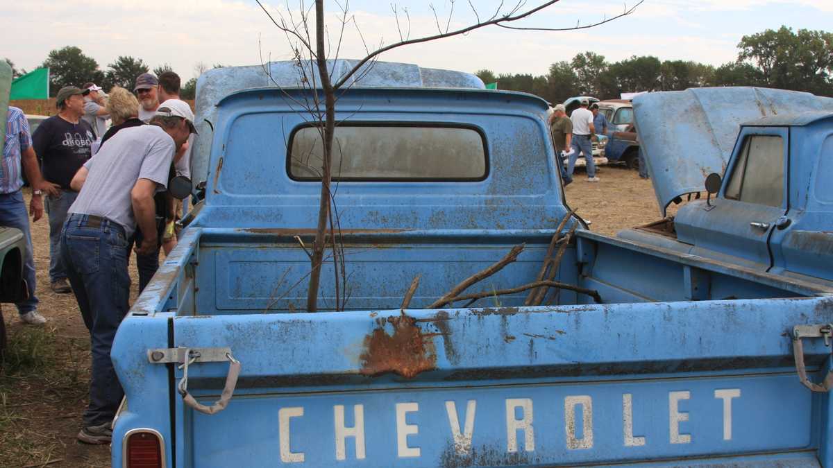 Photos: Thousands descend on Nebraska town for vintage car auction