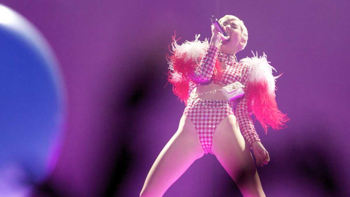 Miley Cyrus Came In Like A Wrecking Ball At Centurylink Center 9562