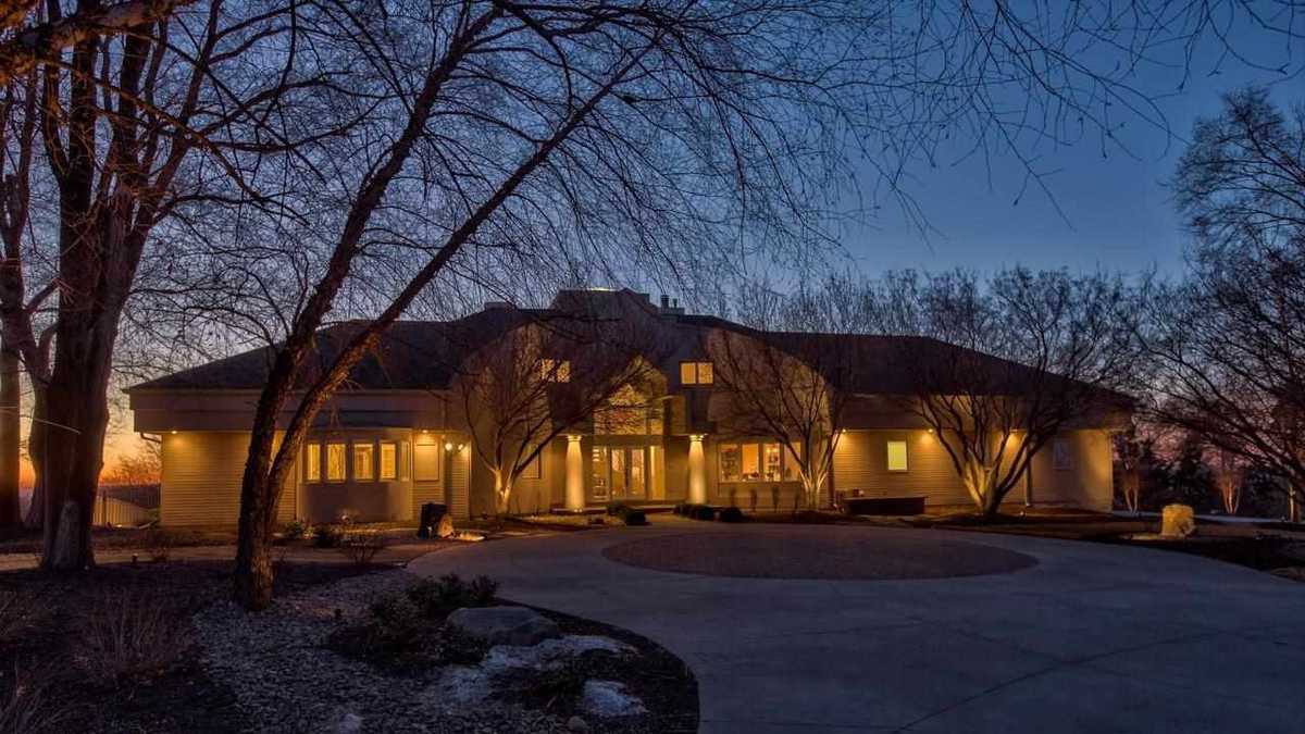 Tour this elegant Elkhorn home